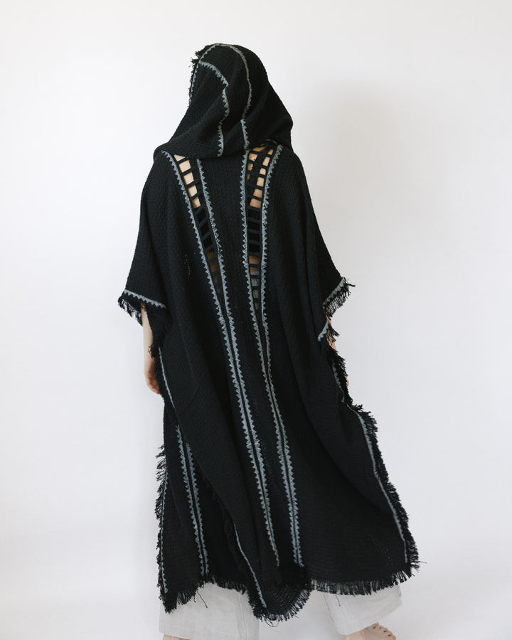 קימונו כותנת פיקה מקסי שחור, בהדפס בלוק־פרינט ידני (חותמות עץ) לאישה