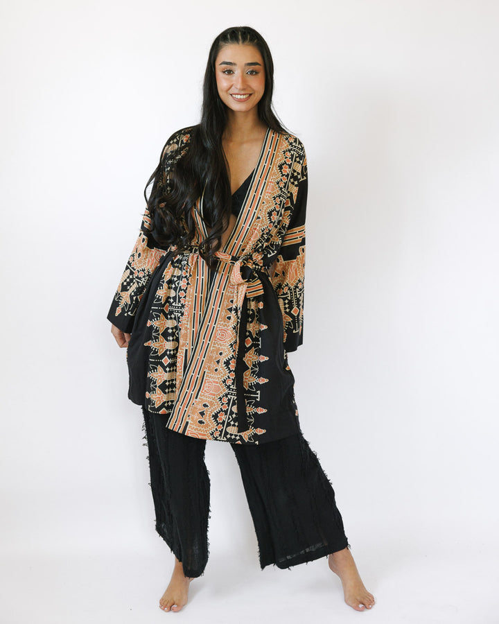 קימונו ויסקוז מידי, שרוול ארוך בהדפס שחור גאומטרי לאישה