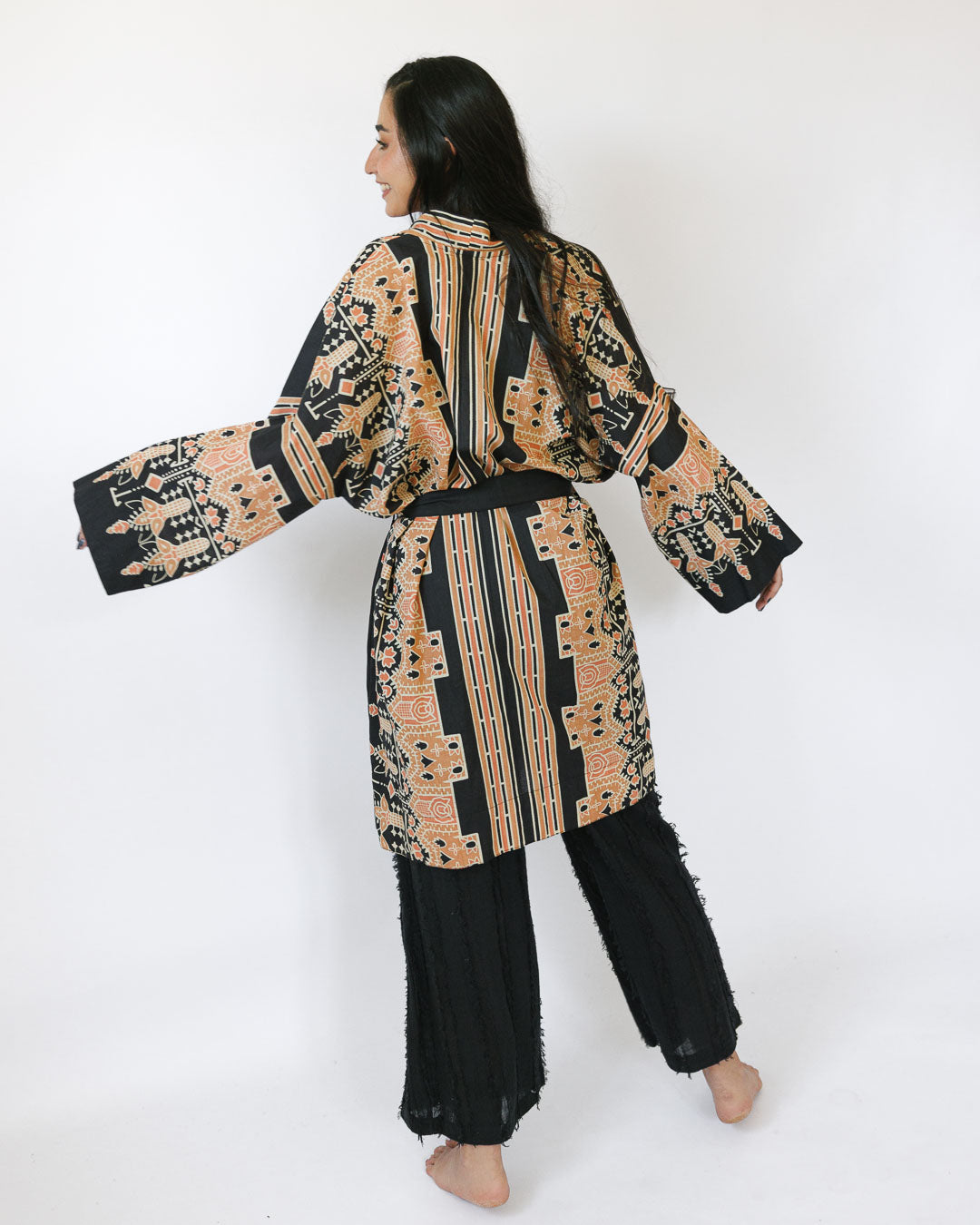 קימונו ויסקוז מידי, שרוול ארוך בהדפס שחור גאומטרי לאישה