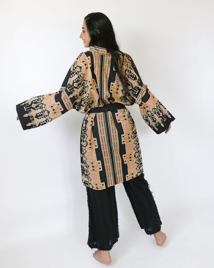 קימונו ויסקוז מידי, שרוול ארוך בהדפס שחור גאומטרי לאישה