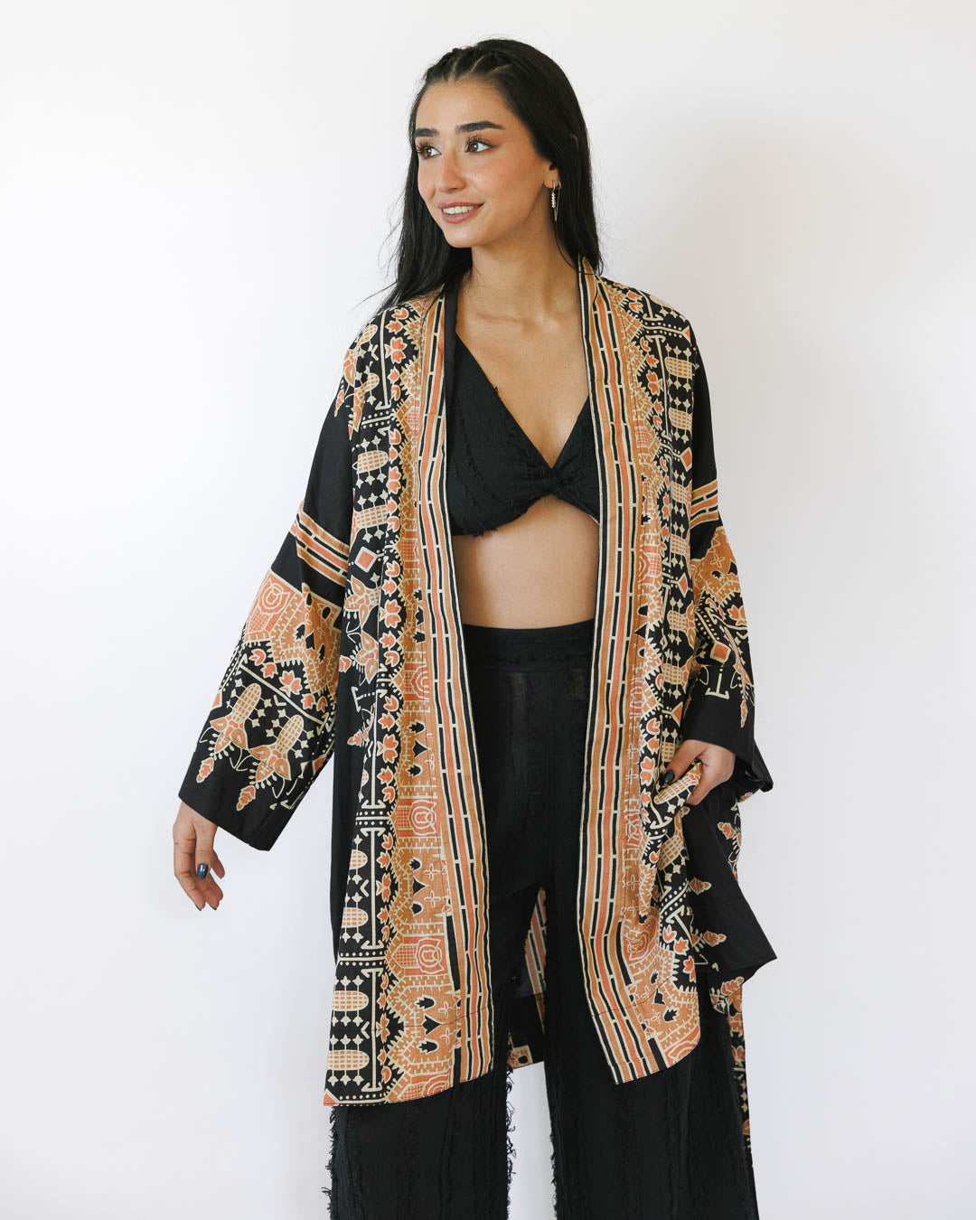 קימונו ויסקוז מידי, שרוול ארוך בהדפס שחור גאומטרי לאישה