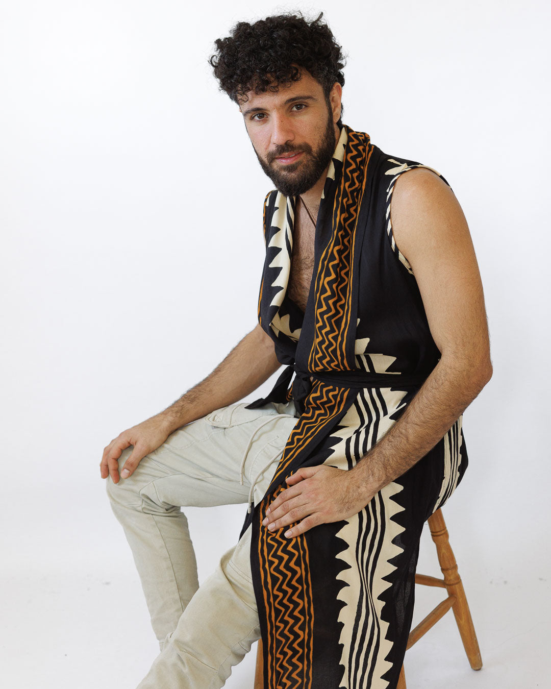 וסט ויסקוז שחור ארוך, בהדפס פסים זיגזג גאומטרי לבן-חום לגבר