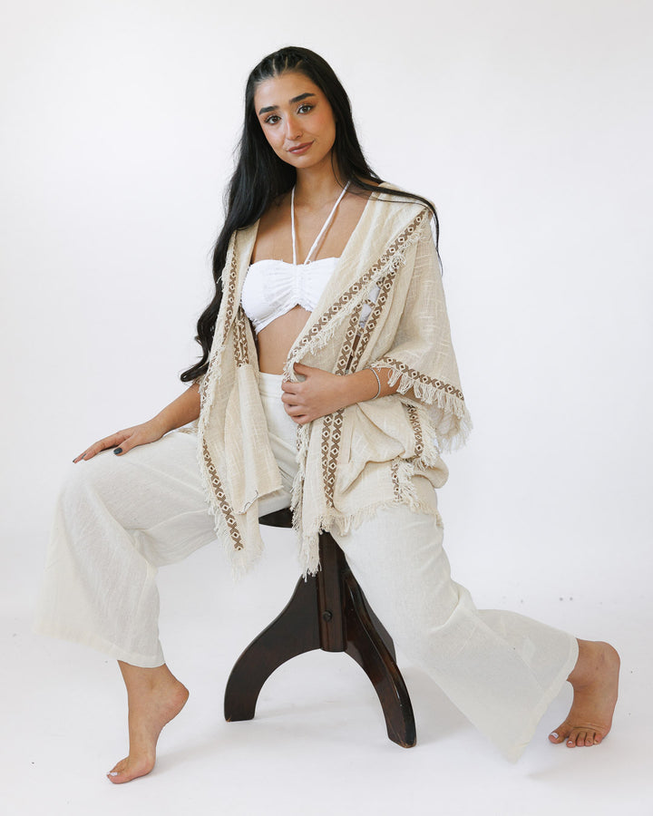 קימונו כותנה דקה, קצר עם קפוצון, נטורל עם עיטור גב אנכי מנצנץ, וחיתוכי סולם לצידי הגוף לאישה