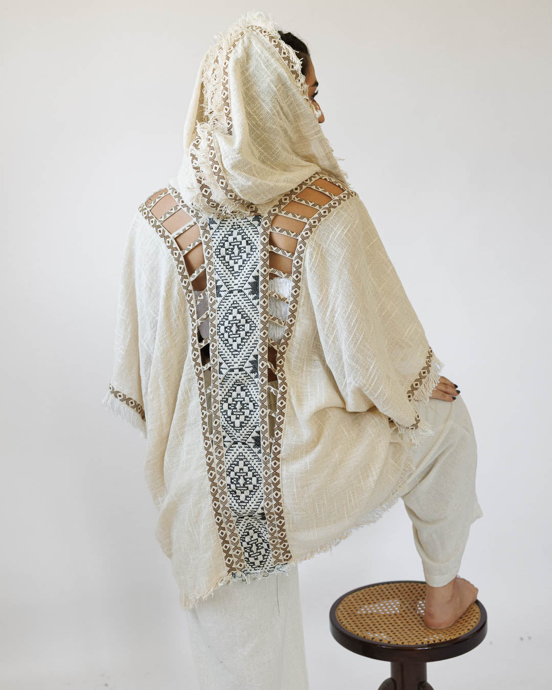 קימונו כותנה דקה, קצר עם קפוצון, נטורל עם עיטור גב אנכי מנצנץ, וחיתוכי סולם לצידי הגוף לאישה