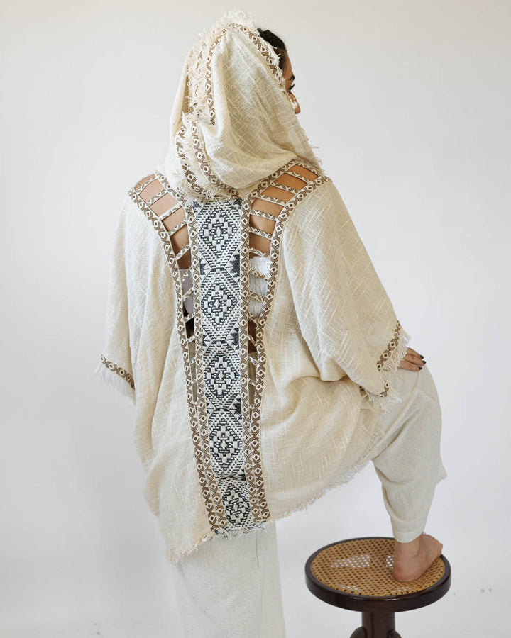 קימונו כותנה דקה, קצר עם קפוצון, נטורל עם עיטור גב אנכי מנצנץ, וחיתוכי סולם לצידי הגוף לאישה