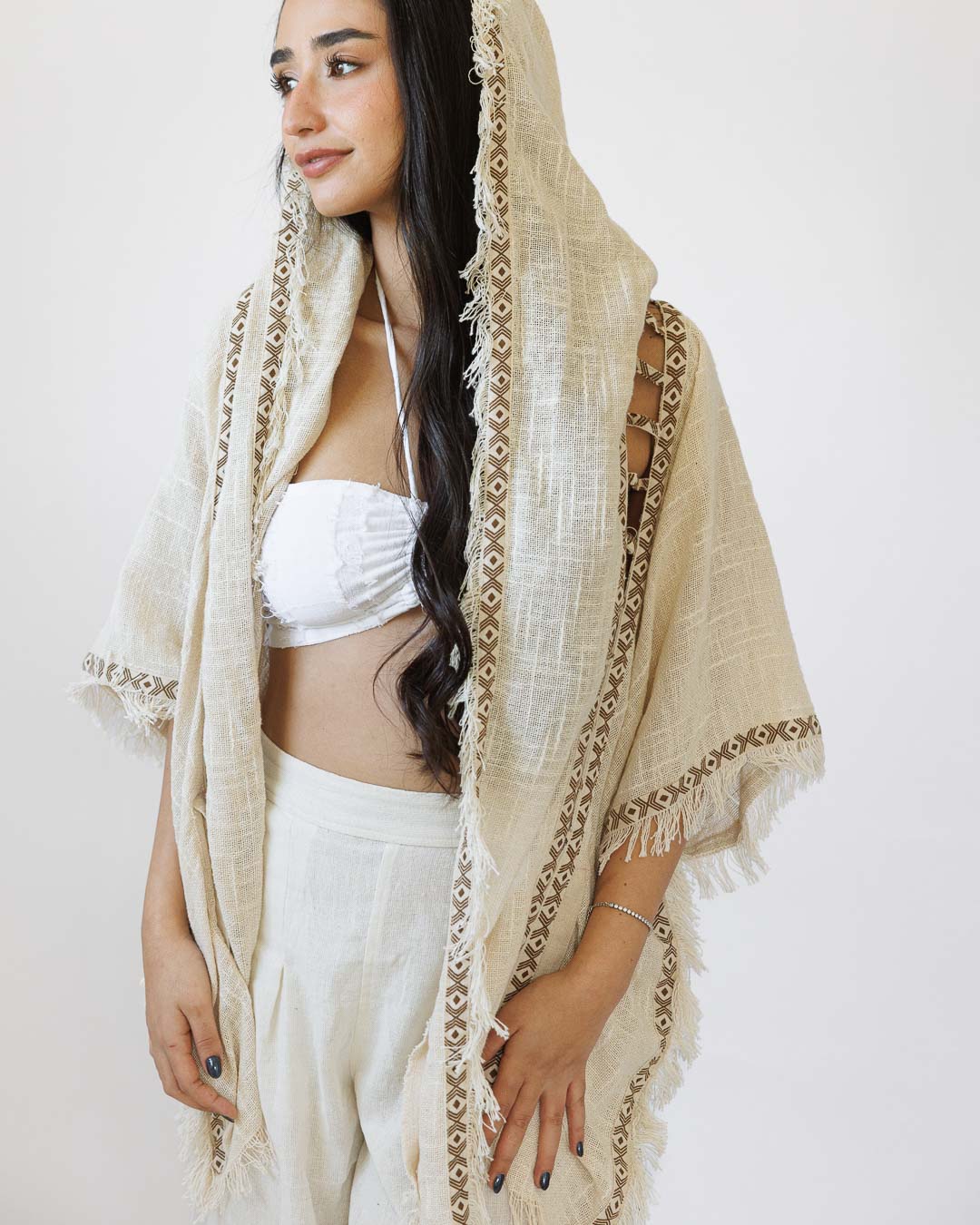 קימונו כותנה דקה, קצר עם קפוצון, נטורל עם עיטור גב אנכי מנצנץ, וחיתוכי סולם לצידי הגוף לאישה