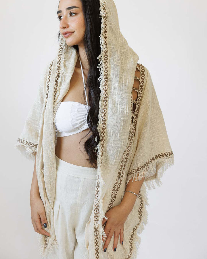 קימונו כותנה דקה, קצר עם קפוצון, נטורל עם עיטור גב אנכי מנצנץ, וחיתוכי סולם לצידי הגוף לאישה