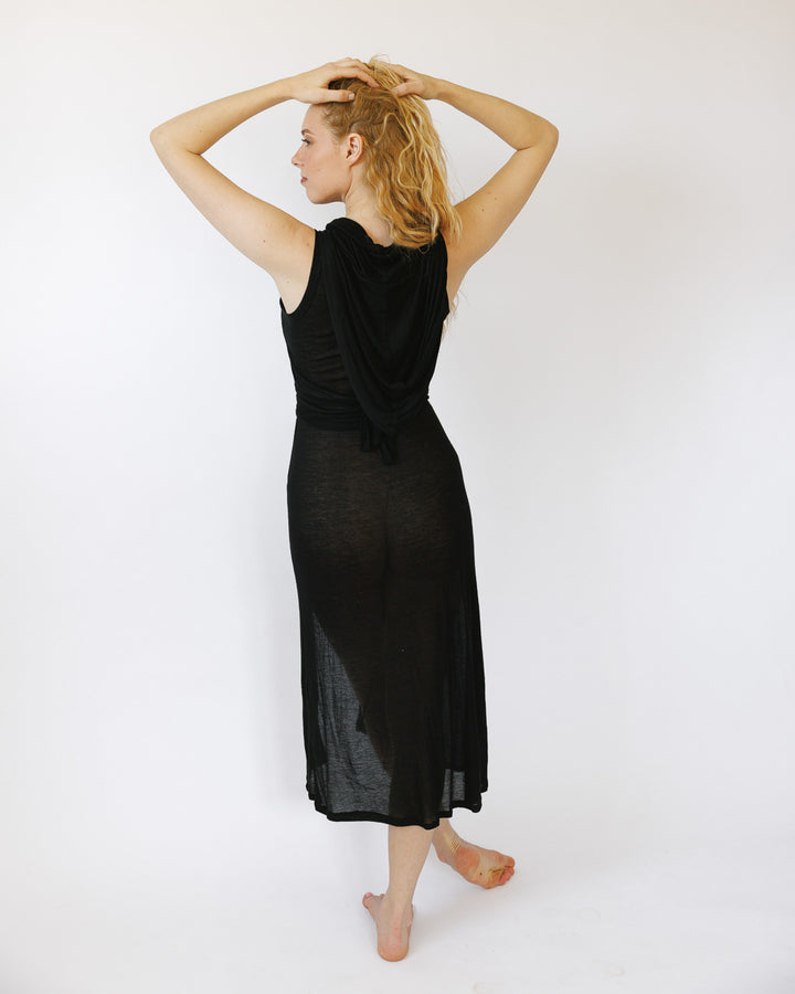 שמלת לייקרה ויסקוז שחורה,עם קפוצון, צווארון, שסעים קדמיים וחגורת בטן