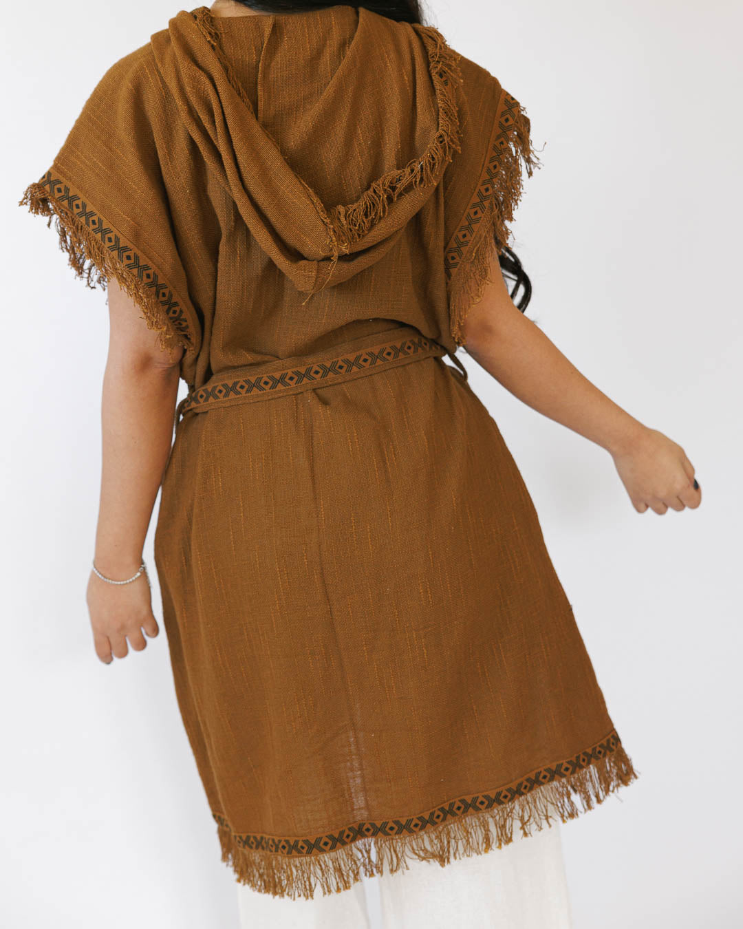 קימונו כותנה דקה קצר, מידי חום, עם קפוצון ועיטור גיאומטרי בשוליים לאישה