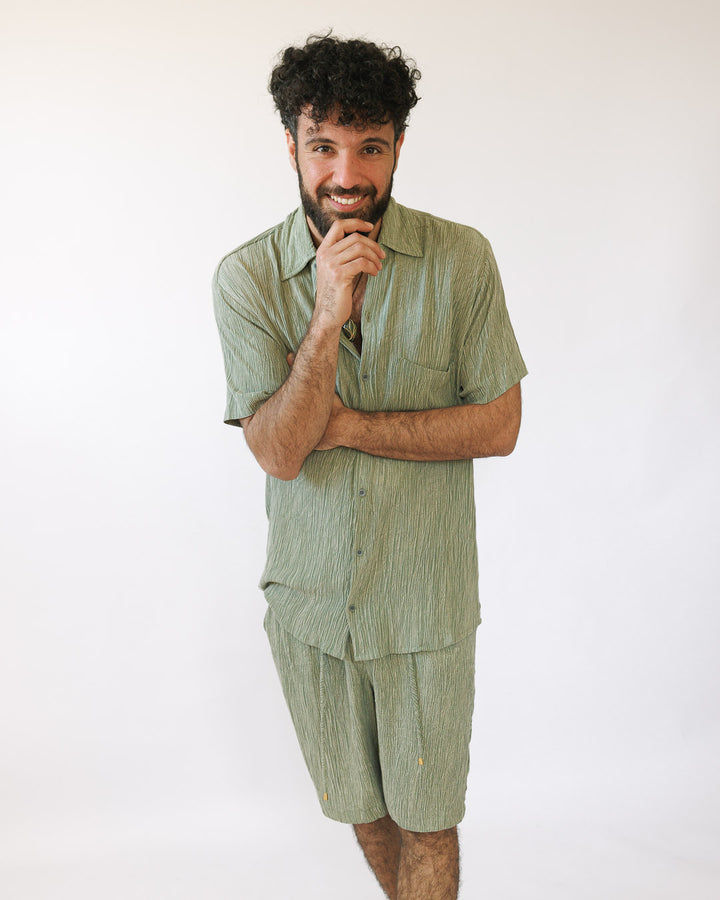 סט: מכופתרת קצרה עם כיס + מכנס קצר בצביעה משופשפת, ירוק זית לגבר