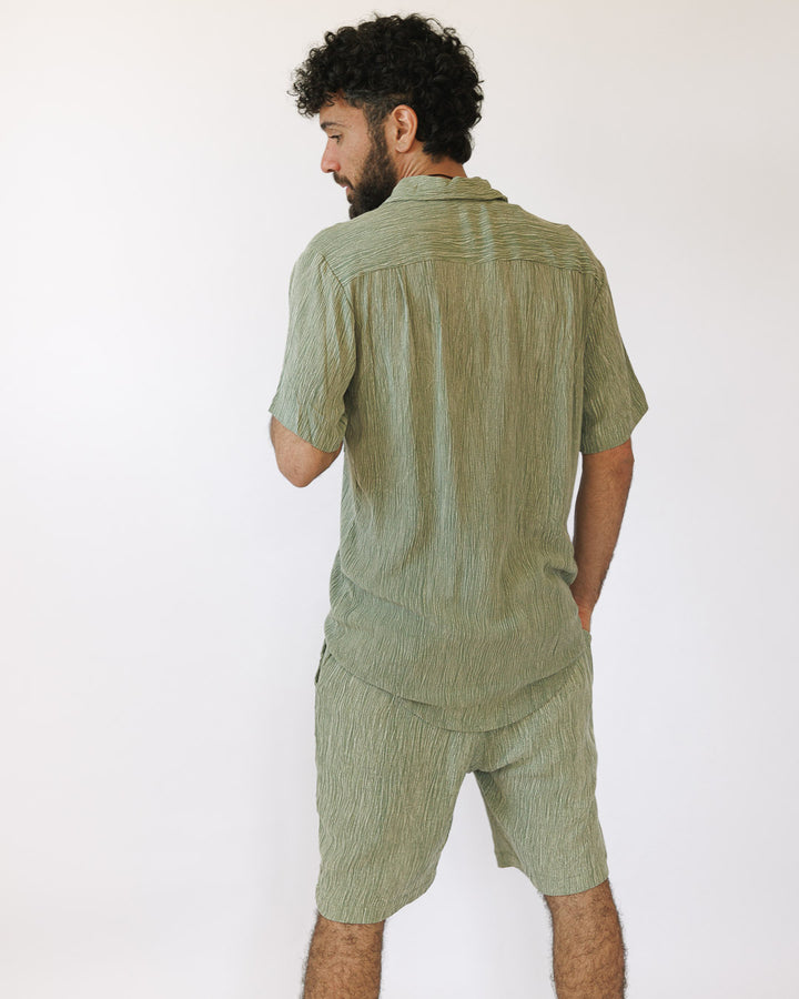 מכנס קרפ קצר ירוק זית בצביעה משופשפת לגבר