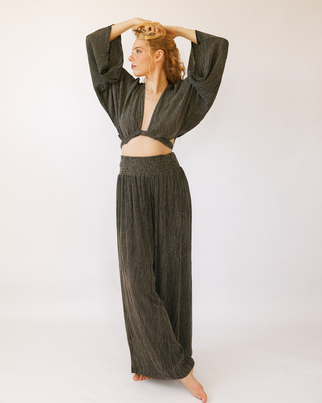 סט קרפ בצביעה משופשפת: חולצת מעטפת ומכנס רחב עם גומי שחור