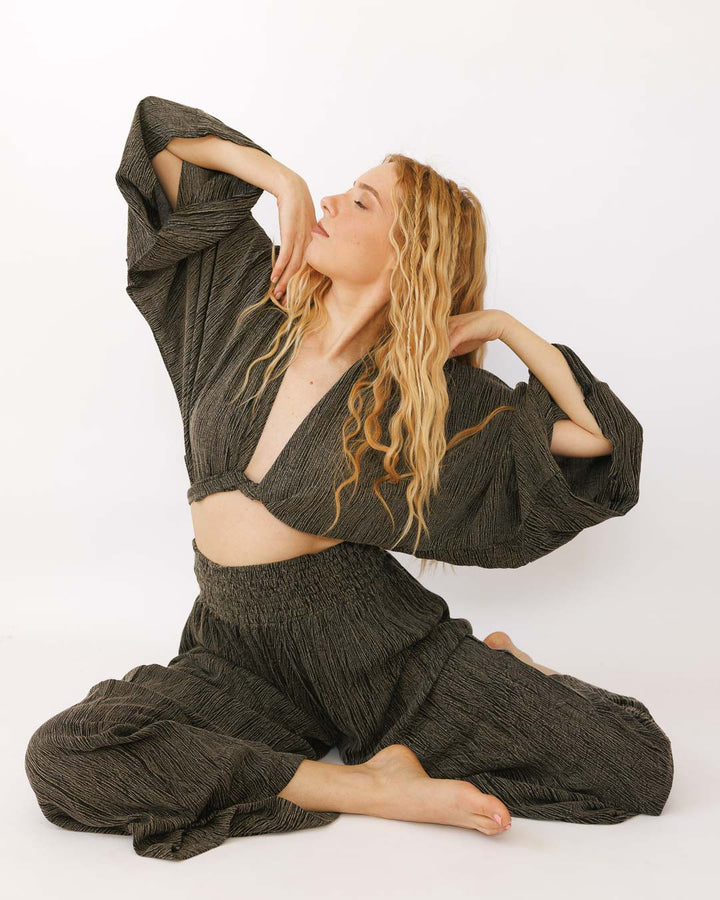 סט קרפ בצביעה משופשפת: חולצת מעטפת ומכנס רחב עם גומי שחור