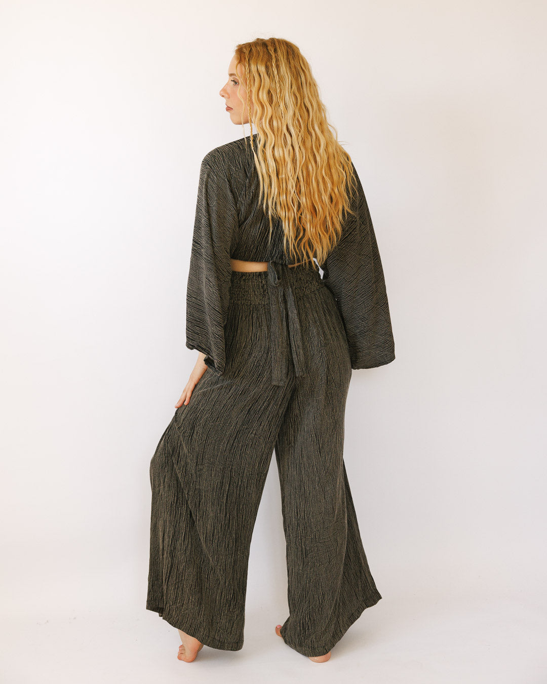 סט קרפ בצביעה משופשפת: חולצת מעטפת ומכנס רחב עם גומי שחור