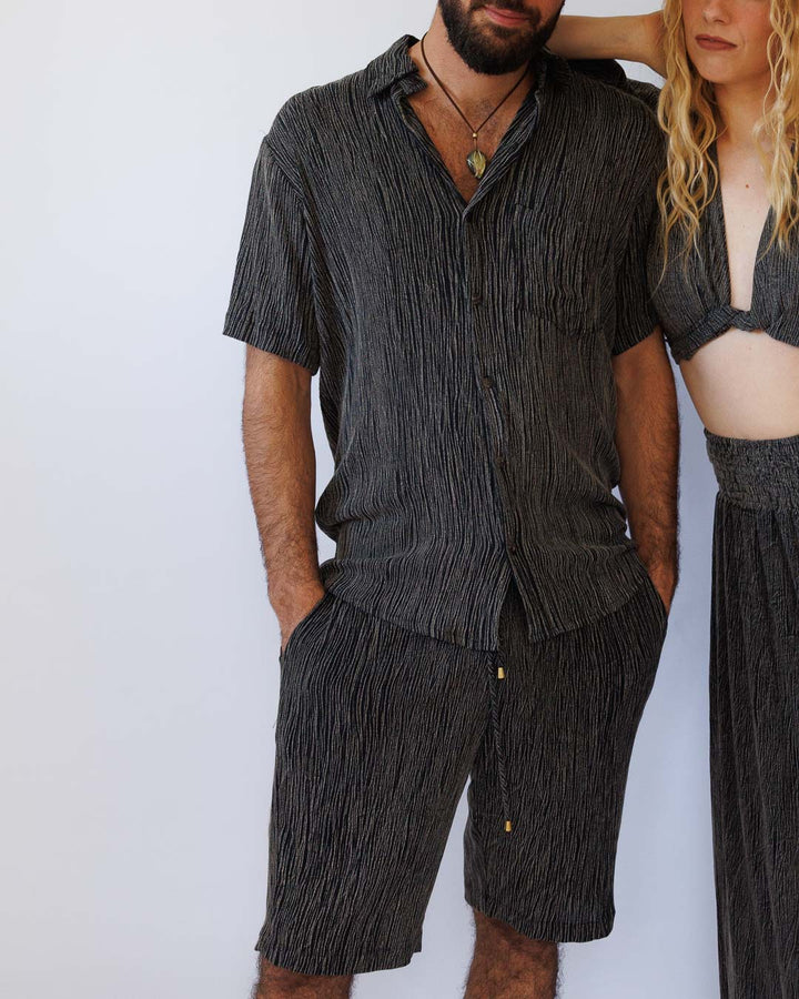 מכנס קרפ קצר שחור בצביעה משופשפת לגבר