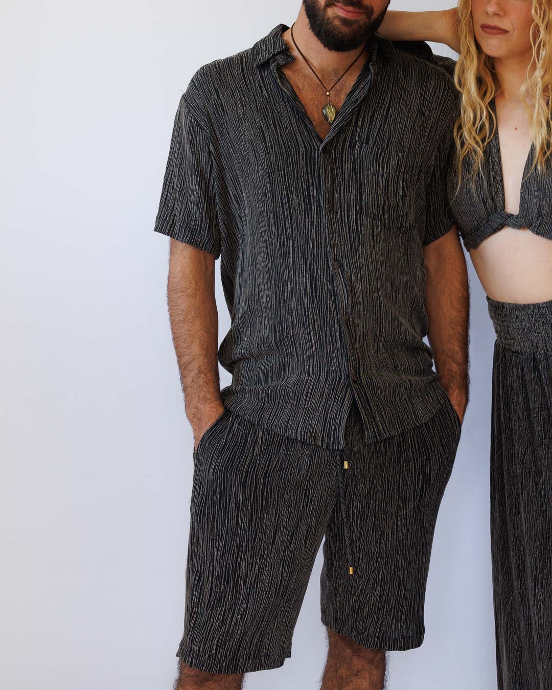 סט: מכופתרת קצרה עם כיס + מכנס קצר בצביעה משופשפת שחור לגבר