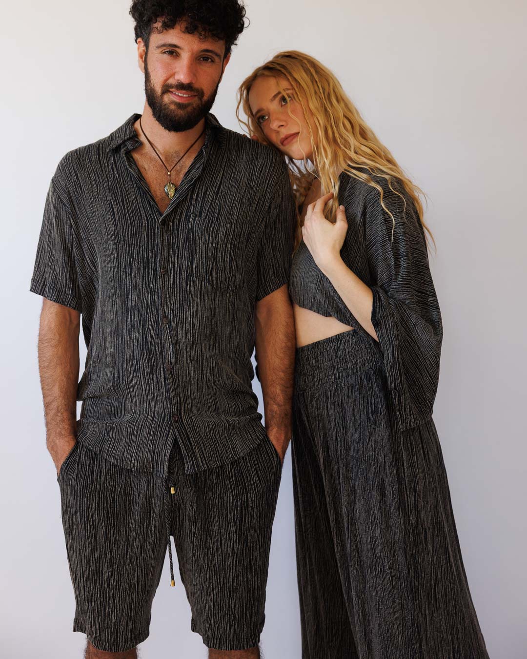 מכנס קרפ קצר שחור בצביעה משופשפת לגבר