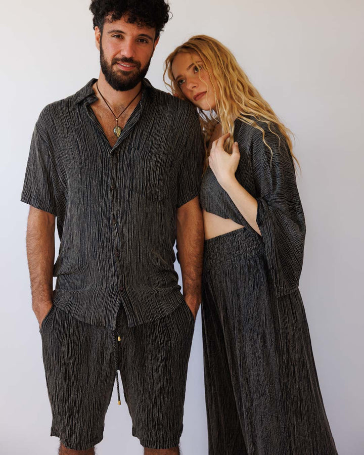 סט: מכופתרת קצרה עם כיס + מכנס קצר בצביעה משופשפת שחור לגבר