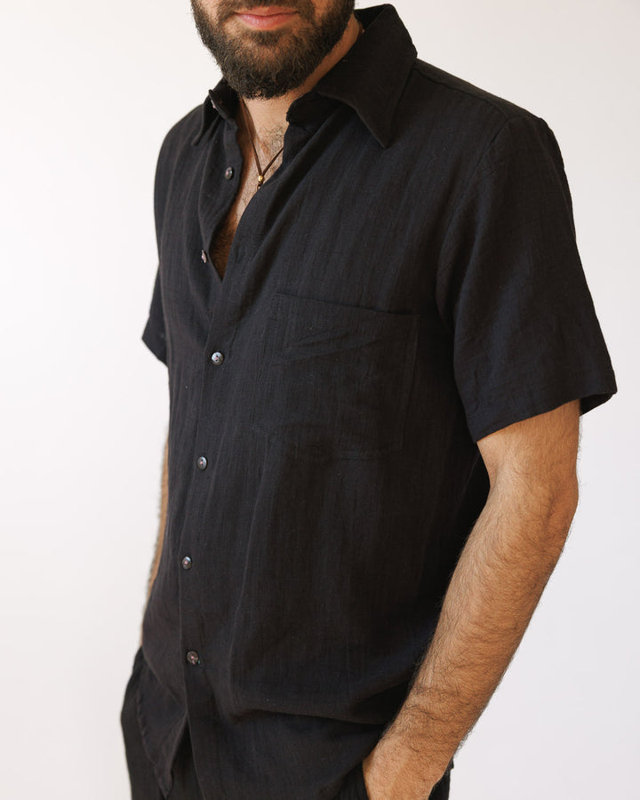 סט: מכופתרת קצרה עם כיס + מכנס כותנה קצר, מעוטרת משבצות עדינות, שחור לגבר