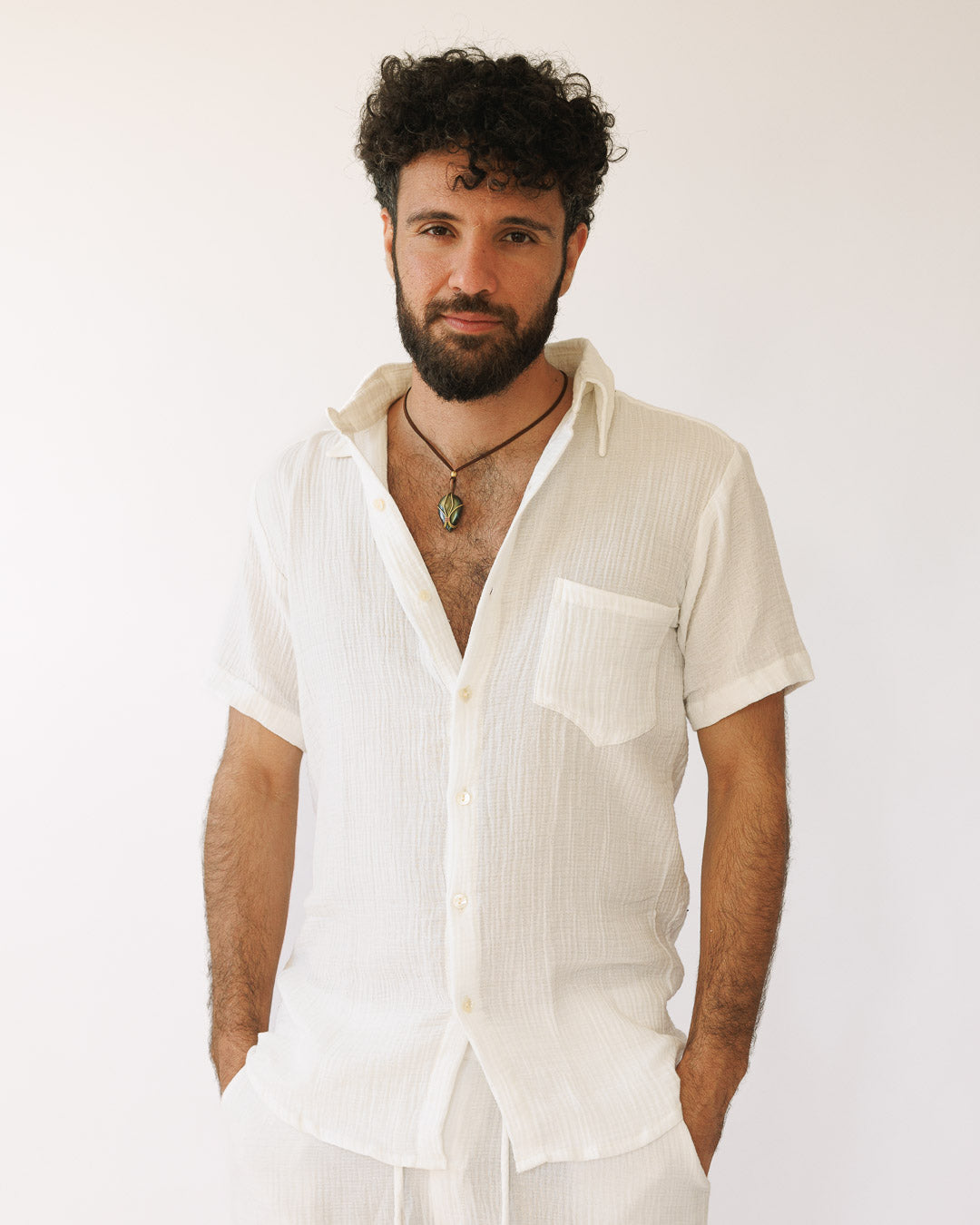 סט: מכופתרת קצרה עם כיס + מכנס כותנה קצר, מעוטרת משבצות עדינות, לבנה לגבר