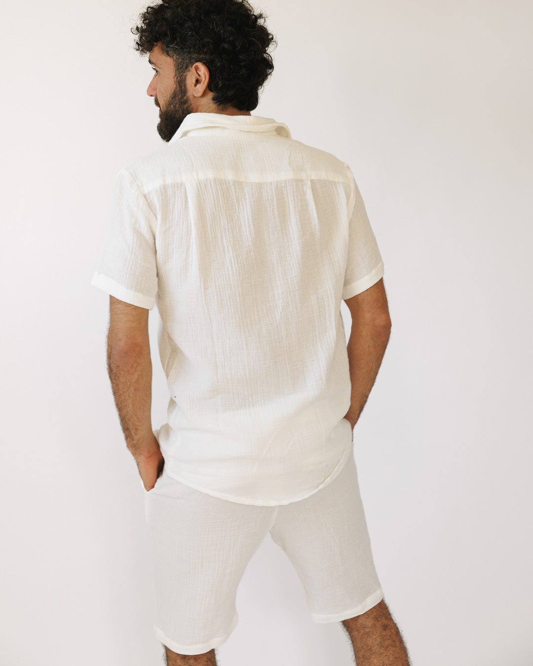 מכנס כותנה קצר, מעוטר משבצות עדינות לבנה לגבר