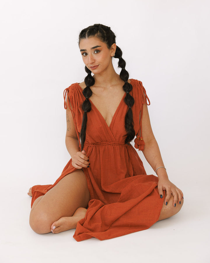 שמלת וי כיווצי כתפיים ושסעים כותנה אדומה/ לבנה/ שחורה/ בצבע חאקי