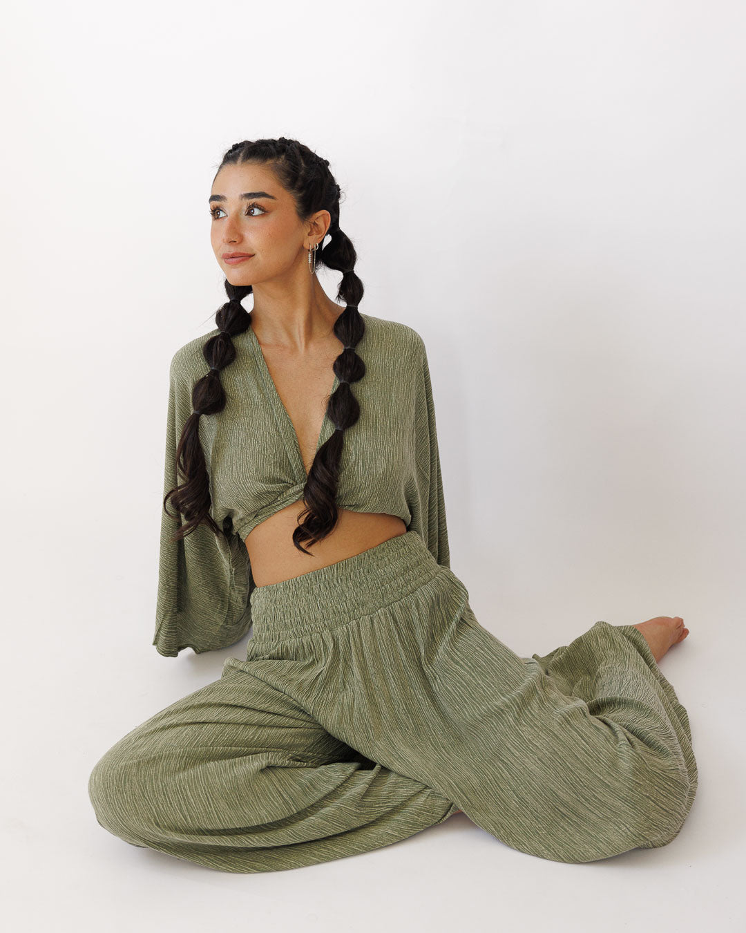 סט קרפ בצביעה משופשפת: חולצת מעטפת ומכנס רחב עם גומי ירוק זית