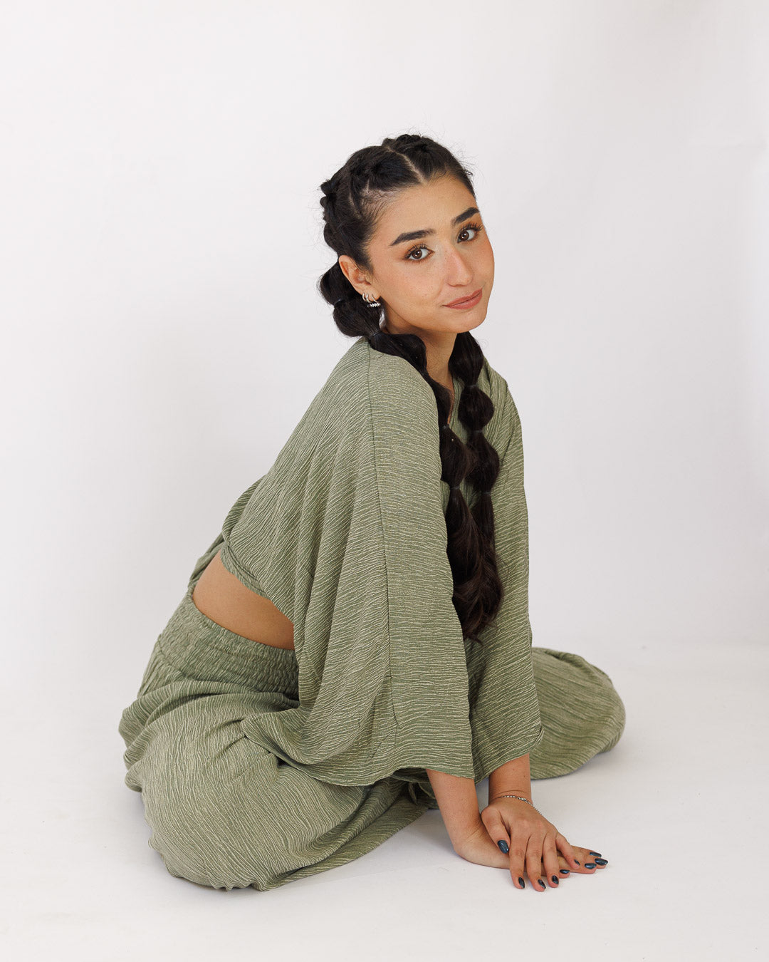 סט קרפ בצביעה משופשפת: חולצת מעטפת ומכנס רחב עם גומי ירוק זית