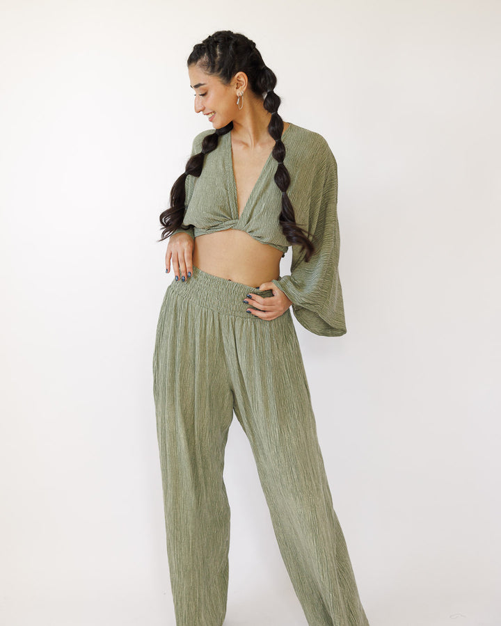 סט קרפ בצביעה משופשפת: חולצת מעטפת ומכנס רחב עם גומי ירוק זית