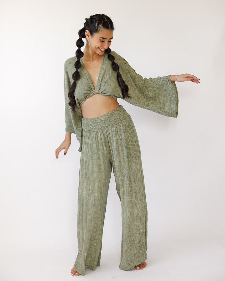 סט קרפ בצביעה משופשפת: חולצת מעטפת ומכנס רחב עם גומי ירוק זית