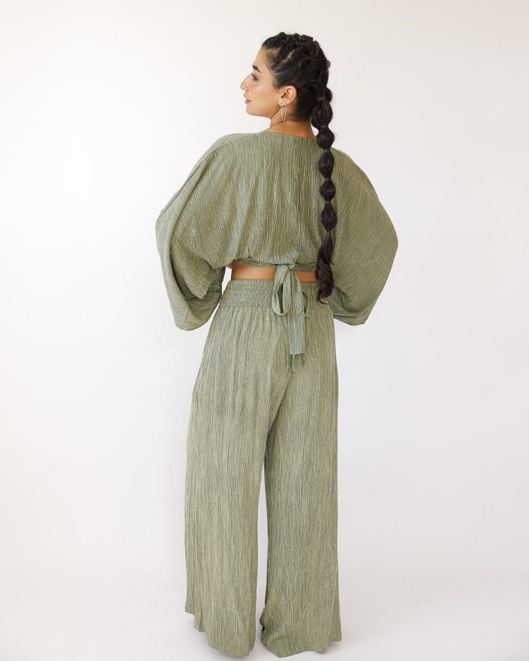 סט קרפ בצביעה משופשפת: חולצת מעטפת ומכנס רחב עם גומי ירוק זית