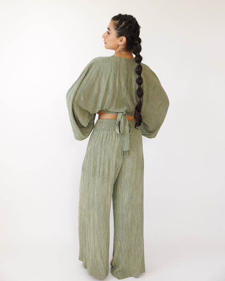 סט קרפ בצביעה משופשפת: חולצת מעטפת ומכנס רחב עם גומי ירוק זית