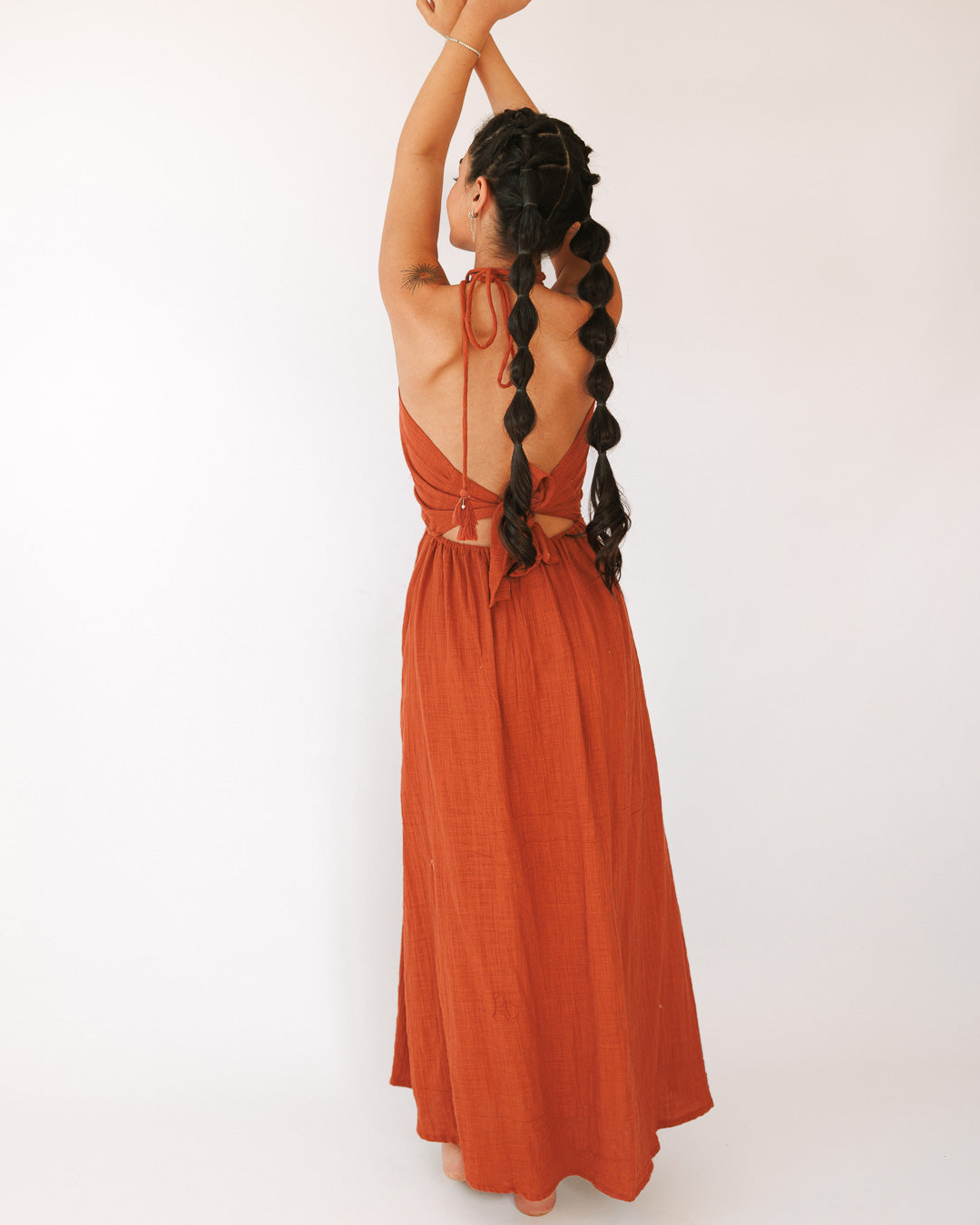 שמלת כותנה משולש מבטן ושסעים בצבע אדום חמרה