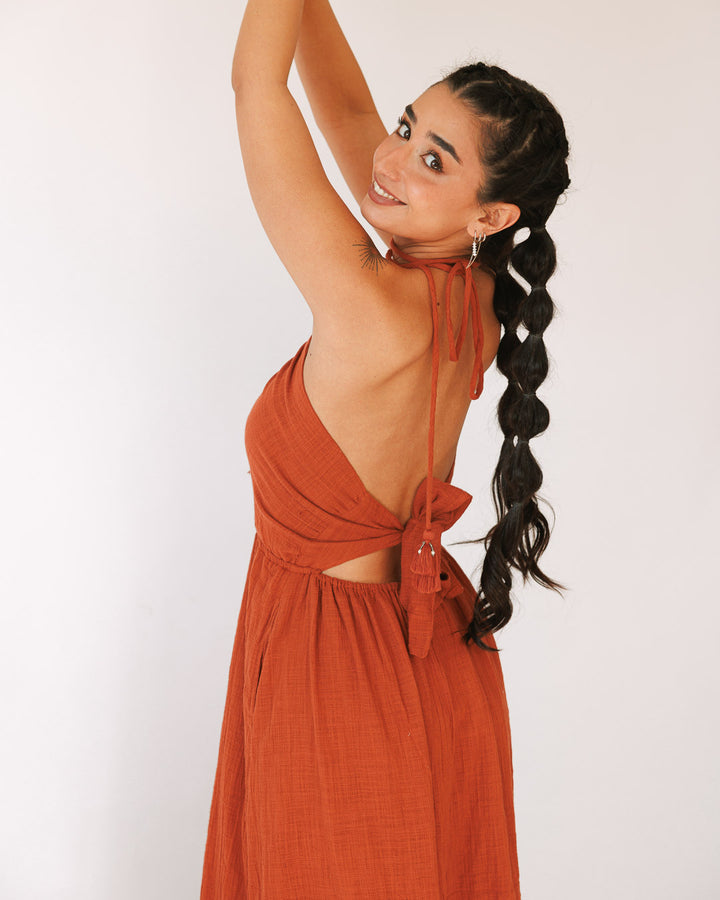 שמלת כותנה משולש מבטן ושסעים בצבע אדום חמרה