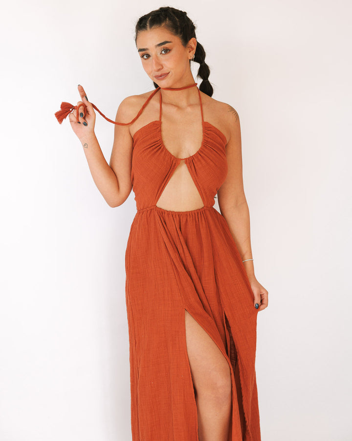 שמלת כותנה משולש מבטן ושסעים בצבע אדום חמרה