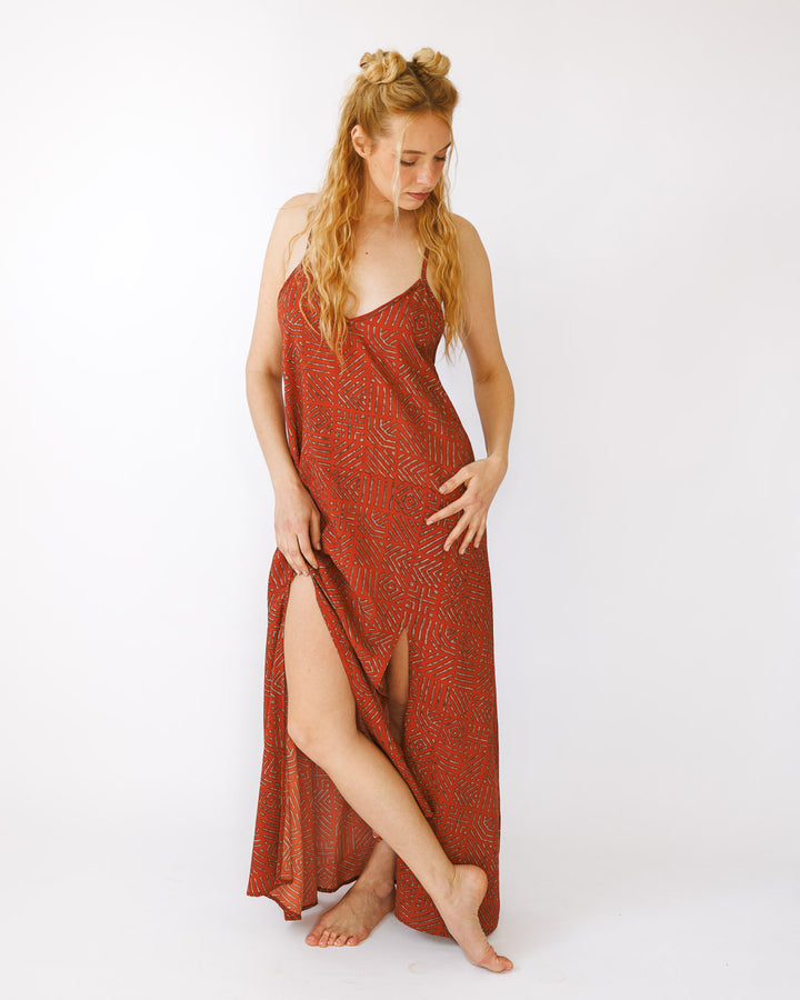 שמלה מקסי ויסקוז אדומה, שסעים, בהדפס שבטי לבן