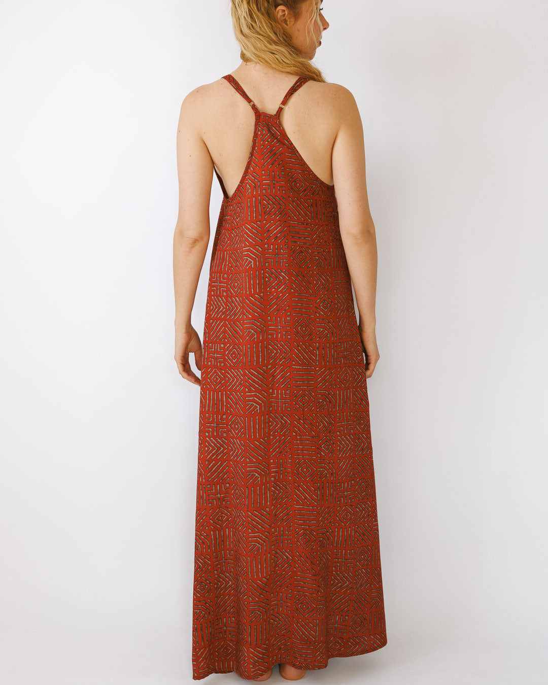 שמלה מקסי ויסקוז אדומה, שסעים, בהדפס שבטי לבן