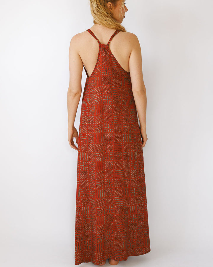 שמלה מקסי ויסקוז אדומה, שסעים, בהדפס שבטי לבן