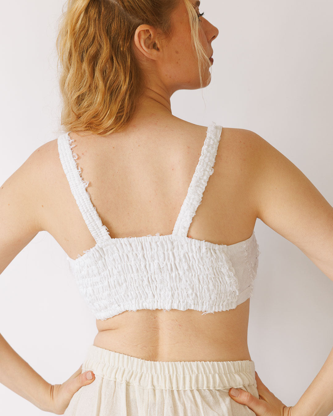 טופ קשר מלפנים, כותנת פרנזים לבנה