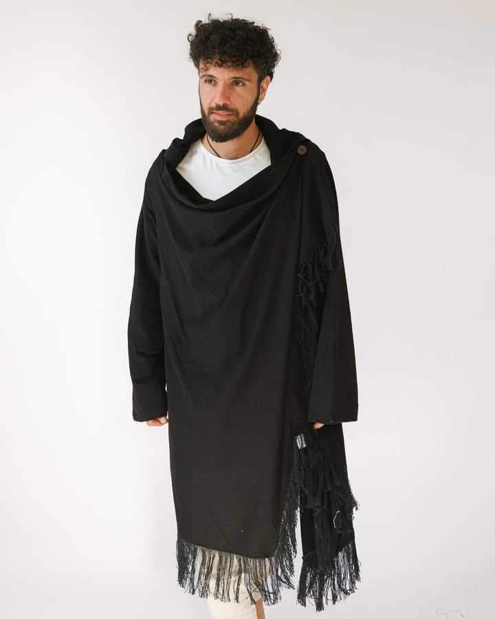 קימונו כותנת ויסקוז שחור עם קפוצון, פרנזים, וכפתור ל1 לסגירת צוואר לגבר