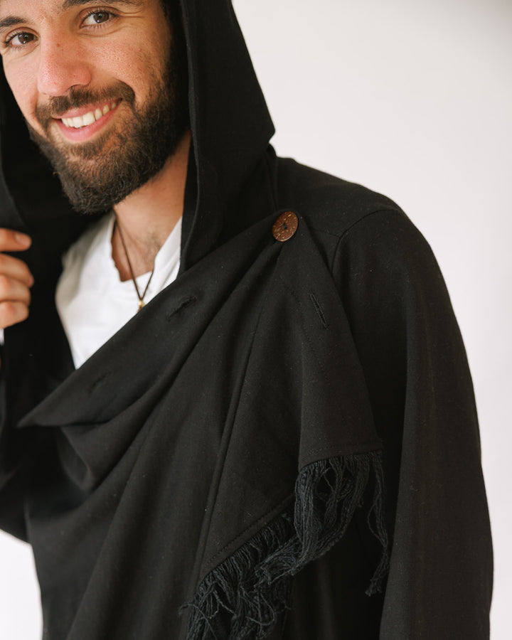 קימונו כותנת ויסקוז שחור עם קפוצון, פרנזים, וכפתור ל1 לסגירת צוואר לגבר