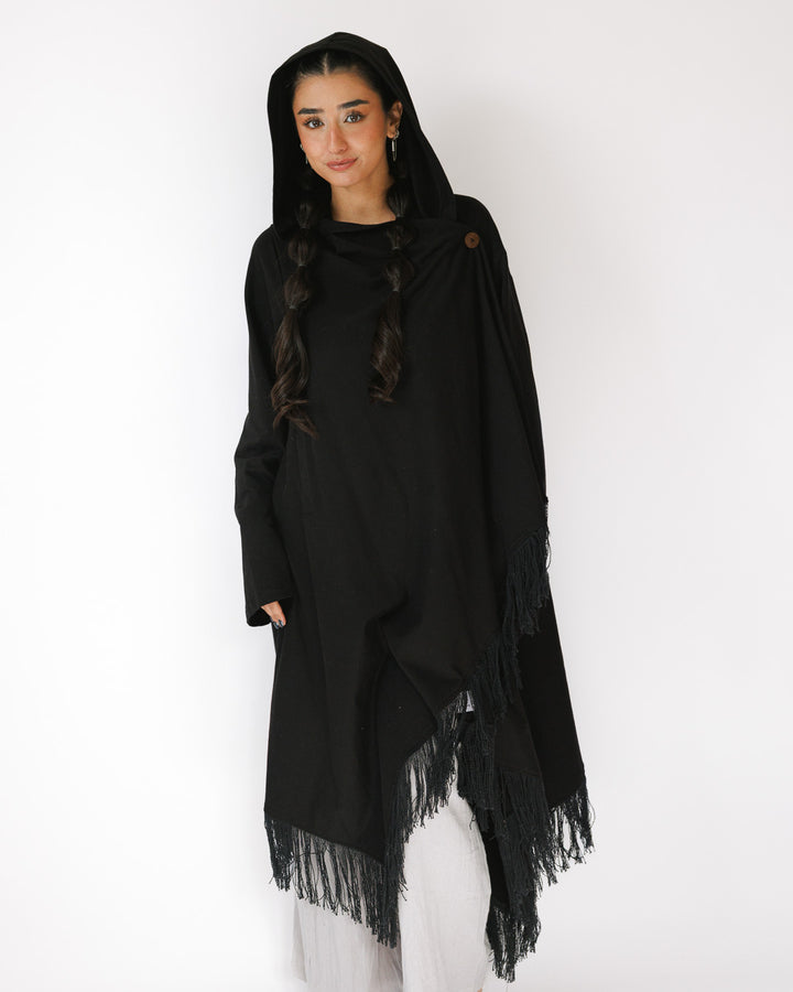 קימונו כותנת ויסקוז שחור עם קפוצון, פרנזים, וכפתור ל1 לסגירת צוואר לאישה