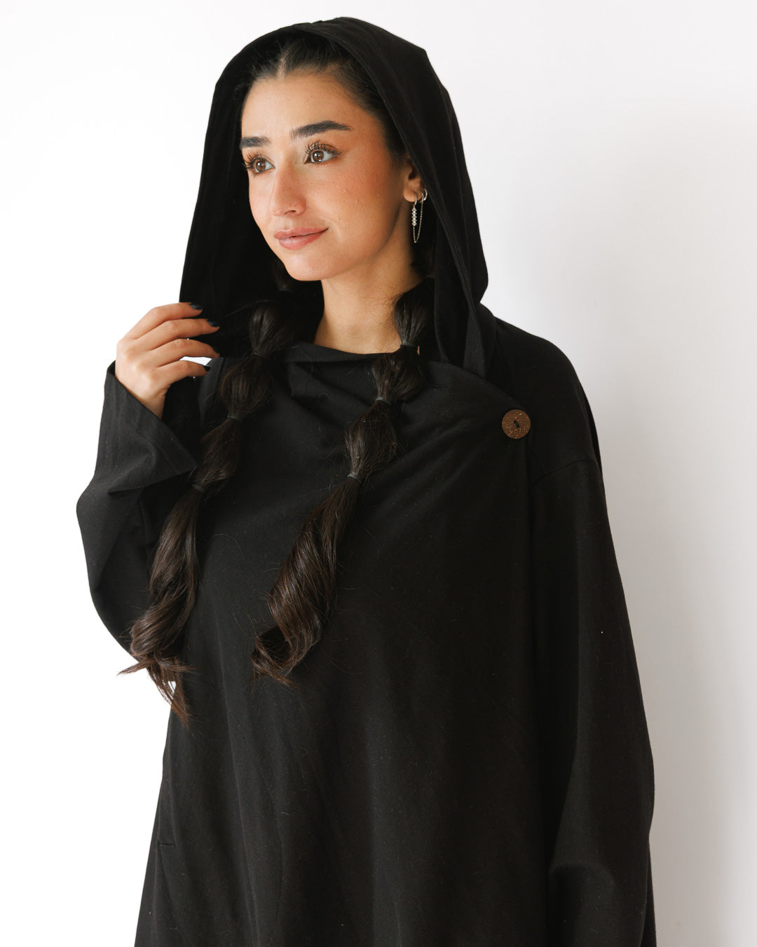 קימונו כותנת ויסקוז שחור עם קפוצון, פרנזים, וכפתור ל1 לסגירת צוואר לאישה