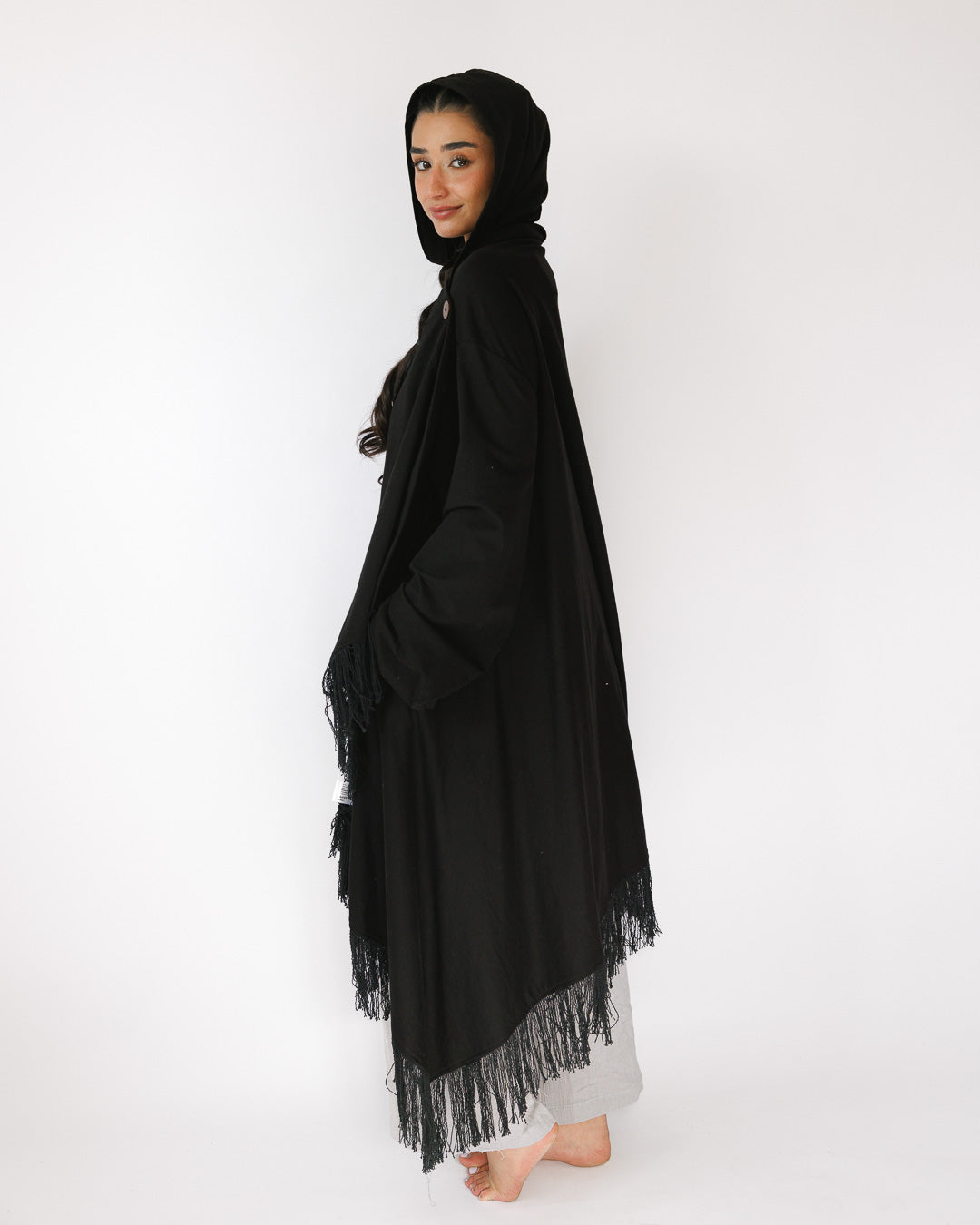 קימונו כותנת ויסקוז שחור עם קפוצון, פרנזים, וכפתור ל1 לסגירת צוואר לאישה