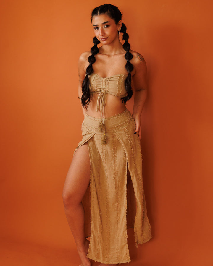 סט: טופ סוכריה סטרפלס, כותנת פרנזים חאקי + חצאית שסעים קדמיים, כותנת פרנזים חאקי