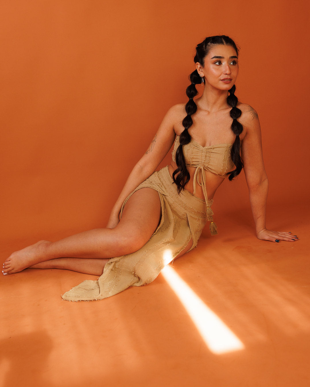 סט: טופ סוכריה סטרפלס, כותנת פרנזים חאקי + חצאית שסעים קדמיים, כותנת פרנזים חאקי