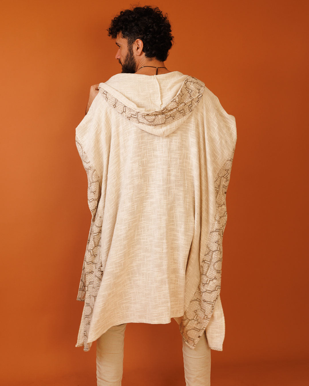 קימונו נטורל שבטי עבה עם קפוצון ועיטור שיפיבו בשוליים לגבר