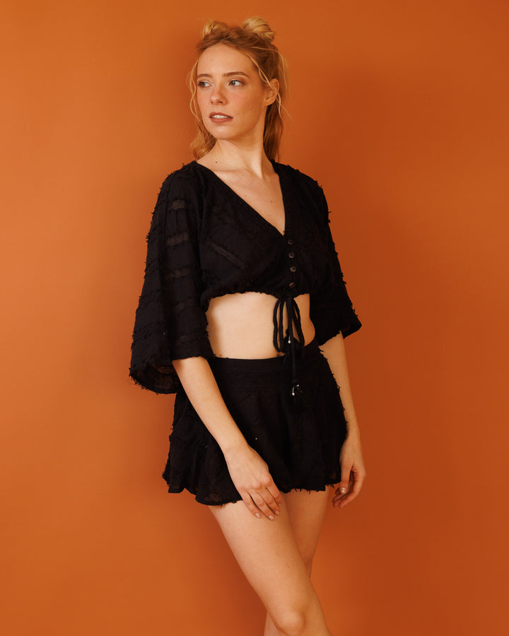 סט: חולצת בטן כפתורים, שרוול מידי, כותנת פרנזים שחורה + מכנס מטריה קצר, כותנת פרנזים שחורה