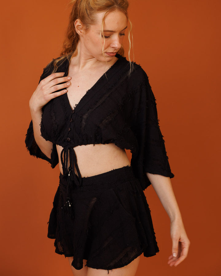 סט: חולצת בטן כפתורים, שרוול מידי, כותנת פרנזים שחורה + מכנס מטריה קצר, כותנת פרנזים שחורה