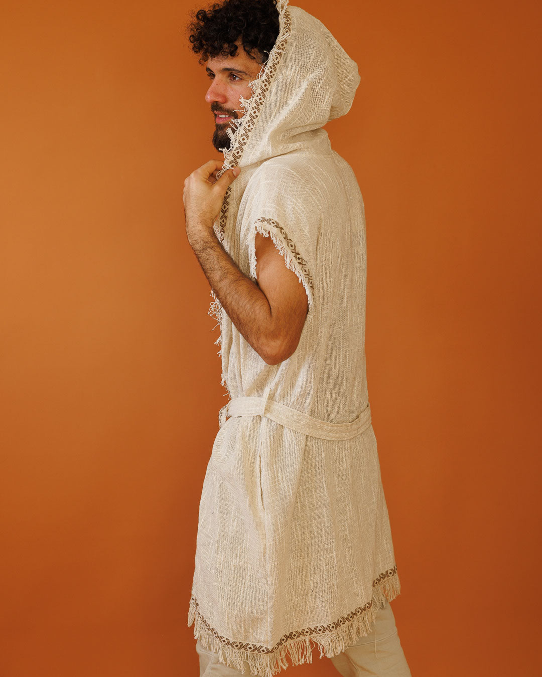 קימונו כותנה דקה קצר, מידי נטורל, עם קפוצון ועיטור גיאומטרי בשוליים לגבר